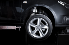 MOOG - Vastzetten van Draagarmen op Sub Frame van een Voertuig - voertuig op de brug